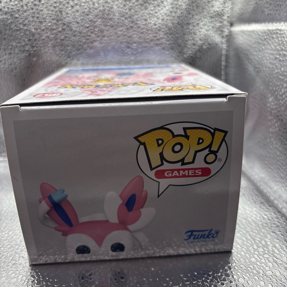 Funko Pop! Vinyl: Sylveon Pokémon Game Figure #857 - Picture 4 of 6